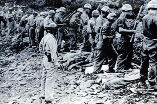 1950년 7월 대전 산내면 골령골에서 군인들이 보도연맹원을 학살하고 있다. 보도연맹원 학살은 한국전쟁 발발 직후 전국 각지에서 진행됐다. 미 국립문서기록관리청