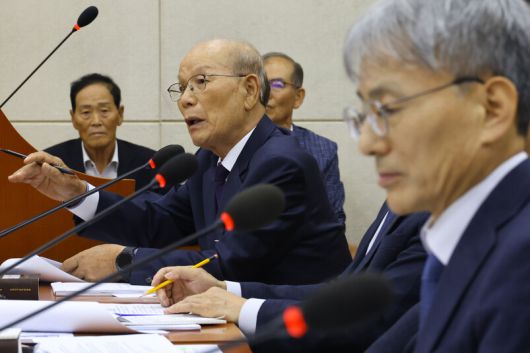 이 사진은 경찰기록에 근거해 희생자를 부역자로 둔갑시켰다는 비판을 받았던 2기 진실화해위의 퇴행을 상징적으로 보여준다. 1950년 9월 진도중학교 1학년생으로 경찰에 학살당했지만 ‘암살대원’이라는 1969년 진도경찰서 기록에 따라 진실규명이 보류된 허훈옥(당시 14살)의 동생 허경옥(가운데)씨가 지난해 10월10일 오후 서울 여의도 국회에서 열린 행정안전위원회 진실화해위 국정감사에 참석해 억울함을 호소하고 있다. 하지만 김광동 진실화해위원장은 유족의 면전에서 “피해자가 가해 활동에 있지 않았다고 단정할 수 없다”고 반박했다. 윤운식 선임기자 yws@hani.co.kr