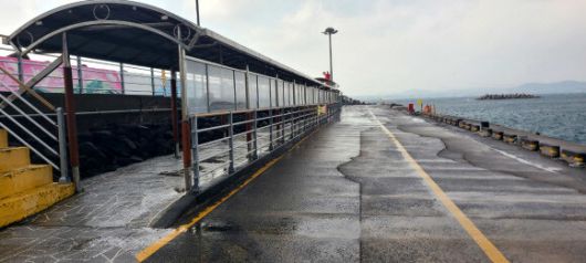 25일 해상에 발효된 풍랑주의보로 제주 본섬과 우도를 오가는 도항선 운항이 중단된 천진항에 인적이 끊겨 있다. 연합뉴스