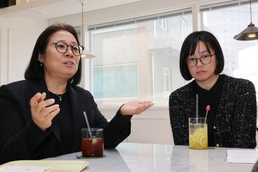 지난 6일 서울 중구의 한 카페에서 한겨레와 인터뷰하며 이야기를 나누고 있는 박현정(왼쪽)·이하영 조사관. 류우종 선임기자 wjryu@hani.co.kr