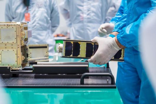 누리호의 큐브위성 사출관에 탑재되고 있는 카이스트의 ‘케이-히어로’ 큐브위성. 카이스트 제공