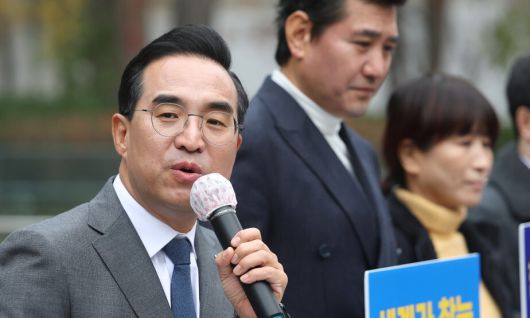 박홍근 더불어민주당 의원이 26일 서울시청 앞에서 내년 6월3일 치러지는 서울시장 선거 출마 선언을 하고 있다. 연합뉴스