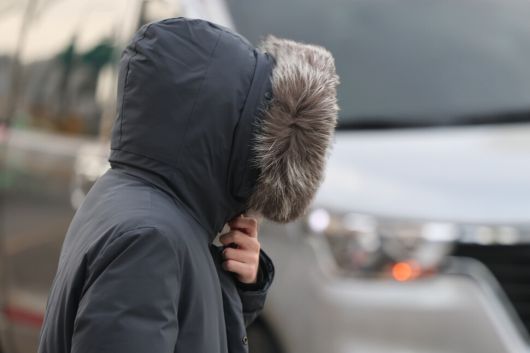 서울 아침 기온이 2도까지 떨어지며 추운 날씨를 보인 지난 17일, 서울 종로구 광화문네거리에서 패딩 점퍼 모자를 쓴 시민이 길을 건너고 있다. 연합뉴스