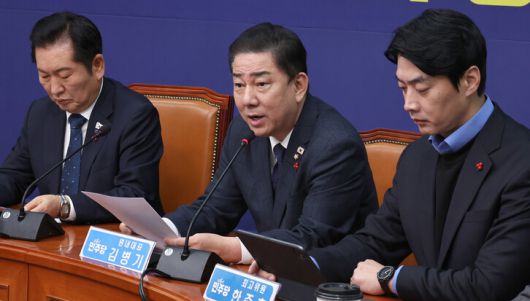 김병기 더불어민주당 원내대표가 28일 국회에서 열린 최고위원회의에서 발언하고 있다. 윤운식 선임기자 yws@hani.co.kr