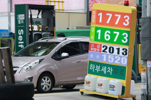 국내 주유소 휘발유와 경유의 주간 평균 가격이 4주 연속 동반 상승했다. 서울 시내 주유소에 표시된 유가 정보가 표시돼 있다. 연합뉴스