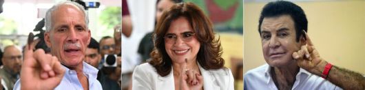 30일(현지시각) 온두라스 대선이 진행되는 가운데 수도 테구시갈파 투표소에서 투표를 마친 뒤 손가락에 잉크가 묻은 모습을 보여주는 대선 후보들. 왼쪽에서부터 우파 성향의 나스리 티토 아스푸라, 좌파 성향의 릭시 몬카다 후보 그리고 중도 성향의 살바도르 나스라야 후보. AFP 연합뉴스