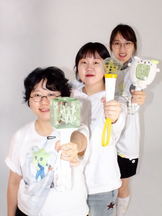 케이팝 팬으로 응원봉을 들고 거리에 나섰던 구구(왼쪽부터), 일석, 희주가 탄핵 광장을 밝혔던 응원봉을 들고 있다. 이들은 응원봉 팬들을 인터뷰해 ‘케이팝 응원봉 걸스’를 발간했다. 클레이하우스 제공