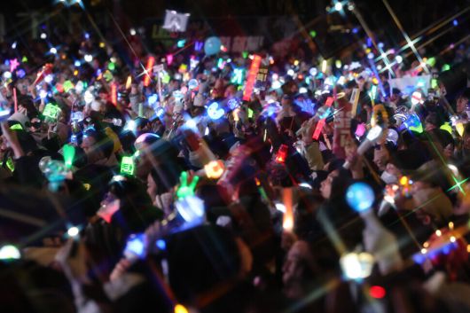 2024년 12월14일 서울 여의도 국회 앞에서 대통령 윤석열 탄핵소추안이 가결된 이후 시민들이 응원봉을 들고 환호하고 있다. 한겨레 김영원 기자 forever@hani.co.kr