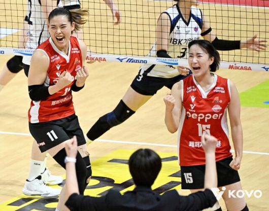 페퍼저축은행 시마무라 하루요(왼쪽)가 지난달 30일 광주 페퍼스타디움에서 열린 2025∼2026 V리그 아이비케이(IBK) 기업은행과 경기에서 득점한 뒤 기뻐하고 있다. 한국배구연맹 제공