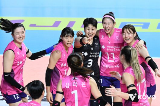 흥국생명 선수들이 3일 인천 삼산월드체육관에서 열린 2025~2026 V리그 한국도로공사와 경기에서 세트 점수 3-2로 승리한 뒤 기뻐하고 있다. 한국배구연맹 제공