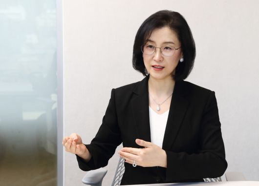 김택로 한국로슈 메디컬 파트너가 지난 11월11일 서울 강남구 한국로슈 본사에서 건강한겨레와 인터뷰하고 있다. 한국로슈 제공