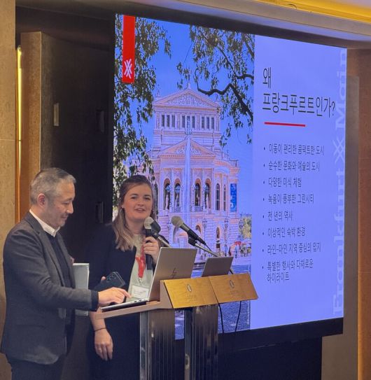 프랑크푸르트 여행의 매력을 알리고 있는 레오나 플리바(왼쪽)와 독일관광청 일본 지사장 아키라 니시야마. 박미향 기자