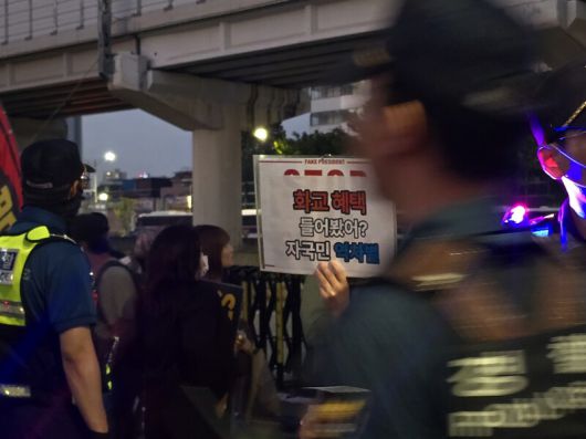 지난 9월25일 저녁 서울 구로구 대림역 4번 출구 앞에서 민초결사대 등 극단적 보수 성향 단체가 개최한 시위의 참가자가 “화교 혜택 들어봤어? 자국민 역차별”이라 적힌 피켓을 들고 있다. 이우연 기자 azar@hani.co.kr