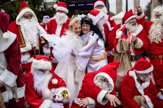 3일(현지시각) 독일 베를린 브란덴부르크 문 앞에서 산타클로스와 천사 복장을 한 사람들이 춤을 추고 있다. 베를린/로이터 연합뉴스