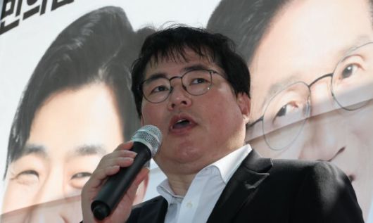 유동규 전 성남도시개발공사 기획본부장이 지난 5월20일 서울 송파구에서 열린 김문수 국민의힘 대선 후보 유세에서 유권자들에게 김 후보에 대한 지지를 호소하고 있다. 공동취재사진