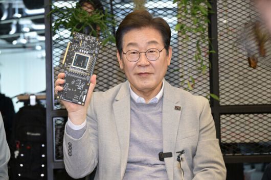 이재명 대통령이 대선 후보 시절인 지난 4월14일 인공지능 반도체 스타트업 퓨리오사에이아이(AI)를 방문해 이 회사가 만든 인공지능 전용 신경망처리장치(NPU)를 들고 있다. 공동취재사진