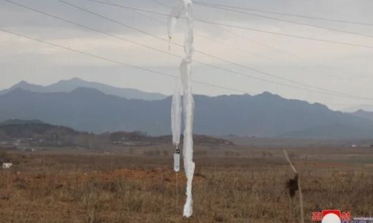 김여정 노동당 중앙위 부부장이 지난해 11월17일 담화를 발표하여 지난 16일 북한 국경부근과 종심지역에 각종 정치선동 삐라와 물건들이 떨어졌다며 공개한 대북전단 풍선이 전선에 걸려 있는 사진. 당시 김여정 부부장은 담화에서 “인내심에도 한계가 있는 법이다. 가장 혐오스러운 잡종개새끼들에 대한 우리 인민의 분노는 하늘끝에 닿았다”면서 “대가를 치르게 될 것”이라고 했다. 조선중앙통신 연합뉴스