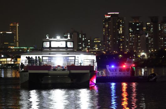 15일 서울 한강버스가 서울 송파구 잠실선착장 인근 강바닥에 걸려 멈추자 한강경찰대 선박이 옆에 접안해 있다. 배에 탑승해 있던 승객 80여명은 소방 당국과 서울경찰청 한강경찰대가 출동해 구조됐다. 연합뉴스