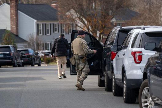 4일(현지시각) 미국 버지니아주 우드브리지에서 연방수사국 요원들이 2021년 1월 6일 파이프 폭탄 설치 용의자 자택 앞에 모여 있다. 우드브리지/AFP 연합뉴스