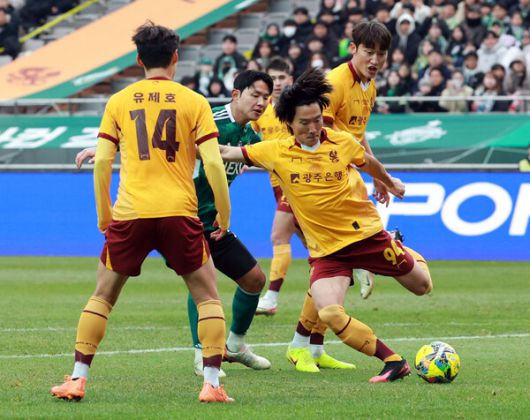 광주FC의 심상민이 6일 서울월드컵경기장에서 열린 2025 하나은행 코리아컵 결승전 전북 현대와 경기에서 슈팅하고 있다. 연합뉴스