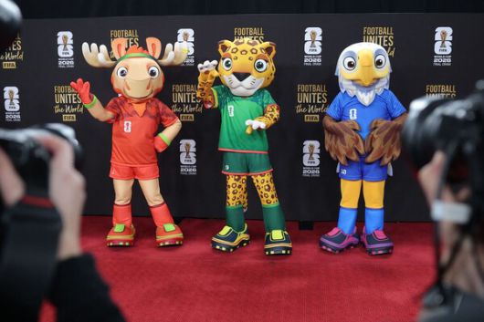 6일(한국시각) 공개된 2026 북중미월드컵 마스코트. 왼쪽부터 캐나다 무스 ‘메이플’, 멕시코 재규어 ‘자유(zayu)’, 미국 흰머리수리인 ‘클러치’. 워싱턴/AFP 연합뉴스