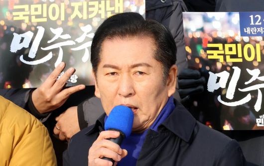 정청래 더불어민주당 대표가 12월 3일 국회의사당 본청 계단에서 열린 ‘12·3 내란 저지 1년’ 기념 현장 최고위원회의에서 발언하고 있다. 김경호 선임기자 jijae@hani.co.kr