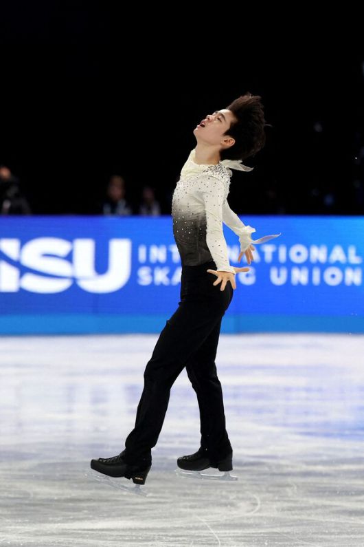 2025~2026 국제빙상경기연맹 피겨 주니어 그랑프리 파이널에서 프리스케이팅 연기를 펼치는 서민규. 나고야/AFP 연합뉴스