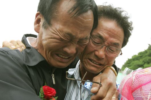 1968년 납북됐다 귀환한 뒤 8월 징역형, 72년 다시 7년형 선고받고 복역한 박충환씨(왼쪽)와 박씨가 수사받는 과정에서 경찰의 고문과 강압적인 강요에 의해 잘못 진술해 불고지죄의 누명을 쓰고 8월형을 복역한 임봉택씨가 2009년 6월9일 진실화해위가 전북 군산시 옥도면 개야도초등학교에서 연 ‘개야도 주민 화해 한마당’에 참석해 서로 화해의 포옹을 하며 울고 있다. 한겨레 자료