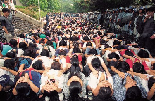 3기 진실화해위에서 조사대상의 시간적 범위가 2001년까지 확대되면 1996년 연세대 사건 피해자들도 진실규명을 신청할 가능성이 크다. 연세대 사건이란 1996년 8월13일부터 20일에 걸쳐 한총련(한국대학총학생회연합)이 연세대학교 교정에서 주최한 범민족대회를 경찰이 강경 해산하려 하자 이에 맞서 시위를 벌이던 한총련 소속 대학생 2만여 명이 연세대학교 학내 건물들을 점거하여 농성 시위를 벌인 일이다. 사진은 당시 검거된 한총련 소속 대학생들. 한겨레 자료