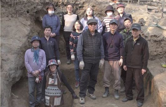 2018년 3월 ‘한국전쟁기 민간인학살 유해발굴 공동조사단’의 일원으로 충남 아산시 배방읍 설화산 폐금광 유해발굴을 할 때의 모습. 맨 뒷줄 왼쪽서 두 번째가 홍수정 과장. 앞줄 가운데가 조사단장을 맡았던 박선주 충북대 명예교수, 그 오른쪽은 책임조사원을 맡았던 안경호 조사6과장. 조사보고서 갈무리