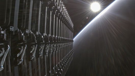 궤도에 배치되는 스페이스엑스의 스타링크 군집위성. 스페이스엑스 제공