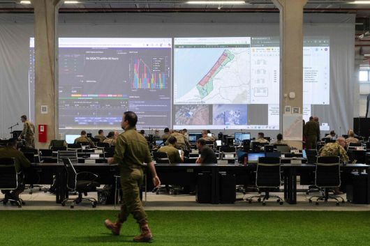지난달 19일(현지시각) 이스라엘 키리야트 갓에 있는 민군조정센터에서 관계자들이 가자지구 상황을 살피고 있다. AFP 연합뉴스
