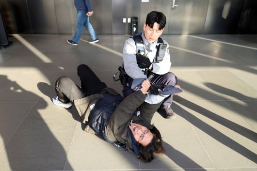 정성용 민주노총 공공운수노조 쿠팡물류센터지회 지회장이 10일 오후 서울 송파구 쿠팡 본사가 있는 건물에서 박대준 쿠팡 대표이사를 만나기 위해 엘리베이터 탑승을 시도하다가 경찰에 제압되고 있다. 김영원 기자 forever@hani.co.kr