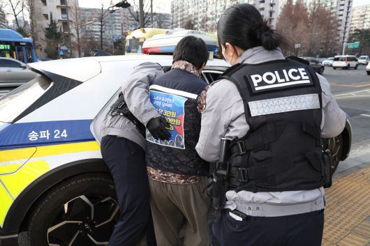 민주노총 공공운수노조 쿠팡물류센터지회 조합원이 10일 오후 서울 송파구 쿠팡 본사가 있는 건물에서 박대준 쿠팡 대표이사를 만나기 위해 승강기 탑승을 시도하다가 경찰에 체포돼 연행되고 있다. 김영원 기자 forever@hani.co.kr