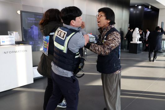 정성용 민주노총 공공운수노조 쿠팡물류센터지회 지회장(왼쪽)이 10일 오후 서울 송파구 쿠팡 본사가 있는 건물에서 박대준 쿠팡 대표이사를 만나기 위해 엘리베이터 탑승을 시도하다가 경찰에 제압되자 조합원이 항의하고 있다. 김영원 기자 forever@hani.co.kr