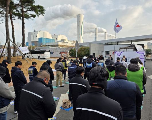 10일 오전 충남 태안화력발전소 앞에서 열린 ‘김용균 7주기 추모제’에 참석한 이들이 고인을 기리는 묵념을 하고 있다. 최예린 기자