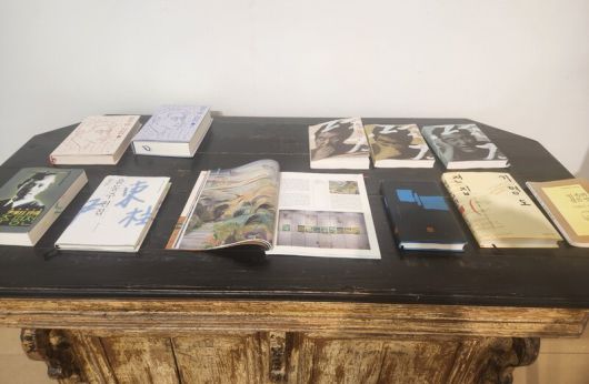 전시장 한편에 설치된 문학 작품 모음