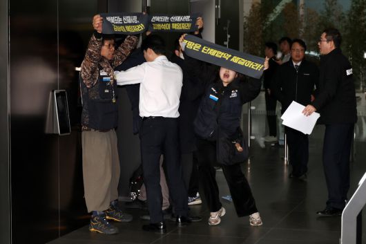 민주노총 공공운수노조 쿠팡물류센터지회 조합원들이 10일 오후 서울 송파구 쿠팡 본사가 있는 건물에서 박대준 쿠팡 대표이사를 만나기 위해 승강기 탑승을 시도하다가 건물 관계자에 가로막히고 있다. 김영원 기자 forever@hani.co.kr