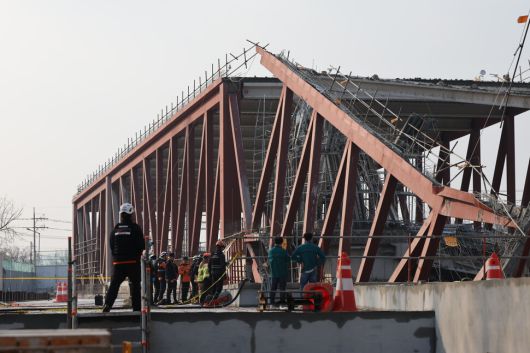 11일 광주 서구 광주대표도서관 공사 현장에서 철골 구조물이 붕괴돼 있다. 연합뉴스