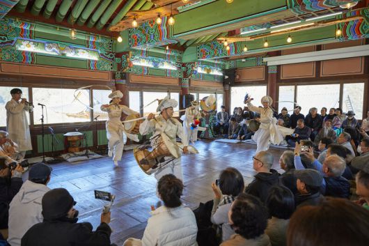옛 여성농악단을 잇는 연희단팔산대의 장보미(꽹과리), 서자영(장구), 이희원(북), 유가비(징)가 ‘판굿’을 쳤다. 악기를 다루는 아랫놀음과 상모를 돌리는 윗놀음이 자유자재다. 들이댓바람으로 솟구쳐 도니, 추임새가 튀밥처럼 빵빵 터졌다. 담양군문화재단 제공