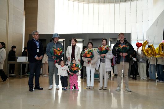 국립중앙박물관 상설관의 보안검색대를 넘은 직후 600만명째 국내 관람객으로 인증된 시민 노용욱(40)씨 가족과 600만명 돌파 뒤 첫 외국인 관람객으로 기록된 덴마크인 관객 레서가 유홍준 관장과 축하 사진을 찍고 있다. 국립중앙박물관 제공