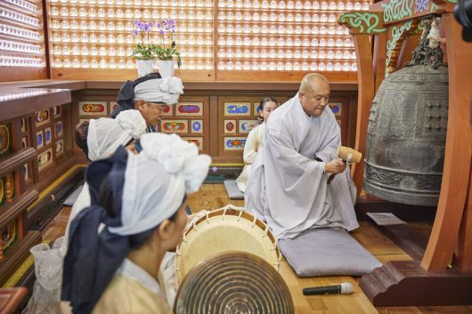 1644년(인조22년)에 제작된 국가유산 보물 1555호 용흥사의 동종. 종의 고리에 네마리의 용이 있고, 종 가운데 옮겨 그릴 보살상이 새겨져 있다. 덕유스님(용흥사 주지)이 종을 울리고, 이어 김운태의 타종과 장보미의 소리, 서자영의 가야금, 이희원의 북으로 ‘명금’을 합주했다. 담양군문화재단 제공