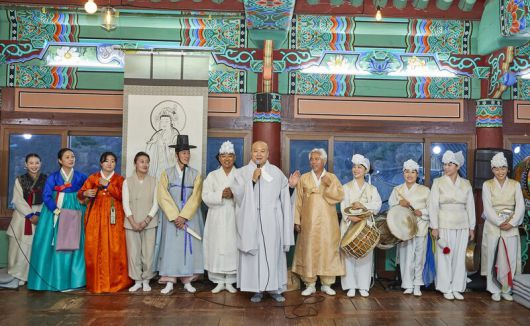 지난달 29일 ‘산중문답’, 용흥사에서의 동종과 협연하는 ‘명금’과 동종의 보살상을 옮겨 그리는 ‘명선’을 펼쳤다. 왼쪽부터 고연세(승무), 이지형(시조), 우지민(민요), 이채원(불화장), 김운태(채상소고춤), 덕유스님(용흥사 주지), 진옥섭(연출), 이희원(북), 서자영(장구), 유가비(징), 장보미(상쇠). 담양군문화재단 제공