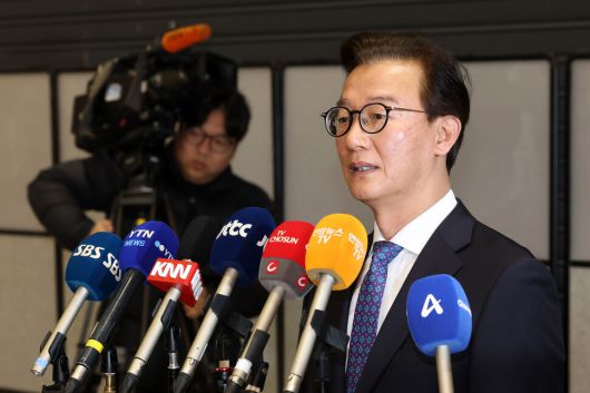 전재수 해양수산부 장관이 11일 아침 인천 영종도 인천국제공항 제2여객터미널을 통해 입국해 입장을 밝히고 있다. 김영원 기자 forever@hani.co.kr