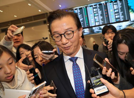 전재수 전 해양수산부 장관이 11일 ‘유엔해양총회’ 유치 활동을 마치고 귀국해 취재진 질문을 받으며 이동하고 있다. 전 전 장관은 이날 장관직 사의를 밝혔다. 공동취재사진