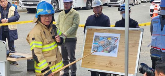 광주대표도서관 붕괴사고 현장책임자인 최정식 광주 서부소방서장이 13일 마지막 매몰자를 수습한 뒤 수습 상황을 설명하고 있다. 김용희 기자 kimyh@hani.co.kr