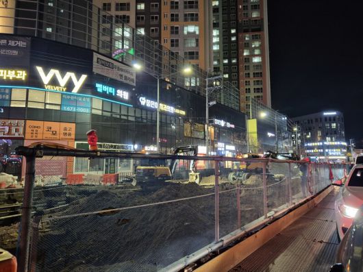 9일 밤 9시30분께 광주광역시 남구 백운교차로 광주도시철도2호선 공사현장에서 야간작업이 진행 중이다. 독자제공