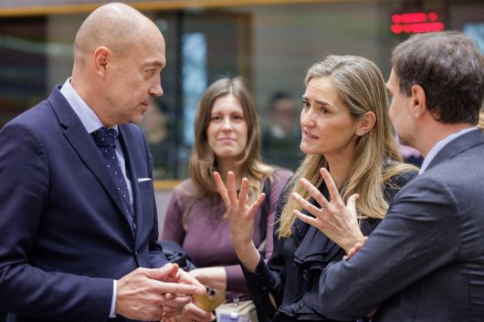 16일(현지시각) 벨기에 브뤼셀에서 열린 환경 의회 회의에서 덴마크 환경장관 마그누스 휴니케(왼쪽)과 사라 아헤센 스페인 친환경전환·인구변화대응부장관(오른쪽 두번째)가 대화를 나누고 있다. EPA 연합뉴스