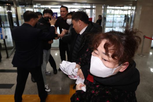 17일 오전 서울 여의도 국회에서 민주노총 활동가들이 국회 과학기술정보방송통신위원회 청문회에 출석하는 해롤드 로저스 쿠팡 임시 대표를 향해 항의하다 국회 관계자들에 제지당하고 있다. 최현수 기자 emd@hani.co.kr