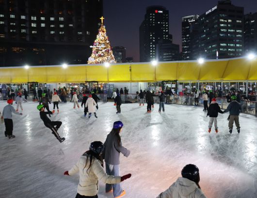 19일 개장한 서울광장 스케이트장에서 시민들이 스케이트를 타고 있다. 연합뉴스
